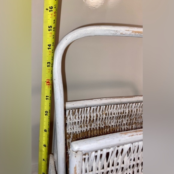 3/75$ Vintage distressed painted white‎ wicker Magazine holder farmhouse style - Picture 10 of 13